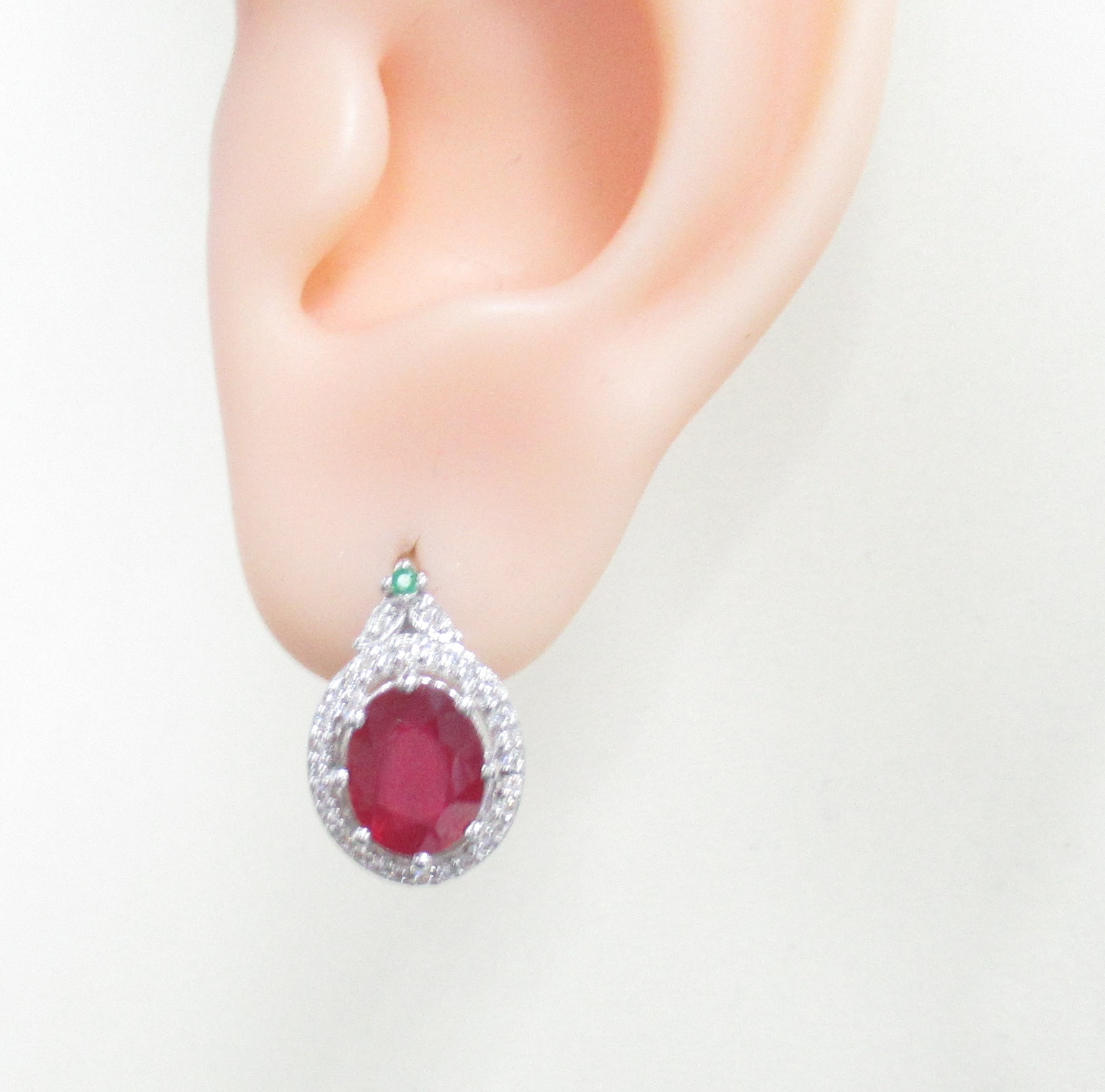 Серебряные серьги 925 пробы; вставки 2 Рубин F/2 6,2ct; 2 Изумруд 3/3 0,03 ct; 60 Куб. Цирконий бесц